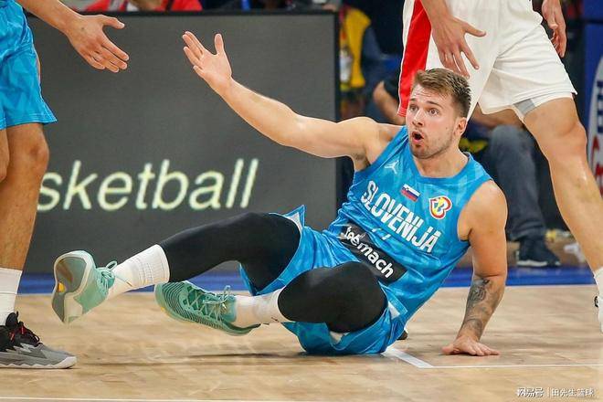 开云手机登录入口-东契奇重返赛场，表现优异首场状态出色，塞尔维亚队观众沸腾！热度持续攀升-开云手机登录入口